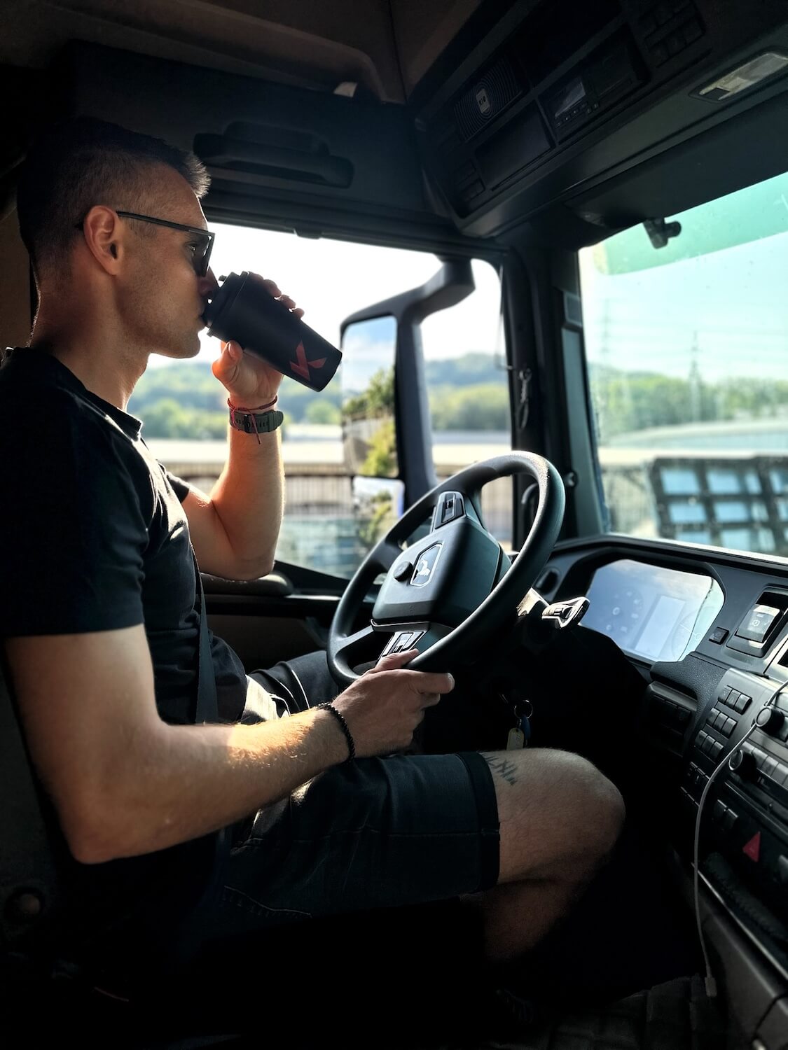 Ondřej Krčmář za volantem nového kamionu v nových brandových barvách
